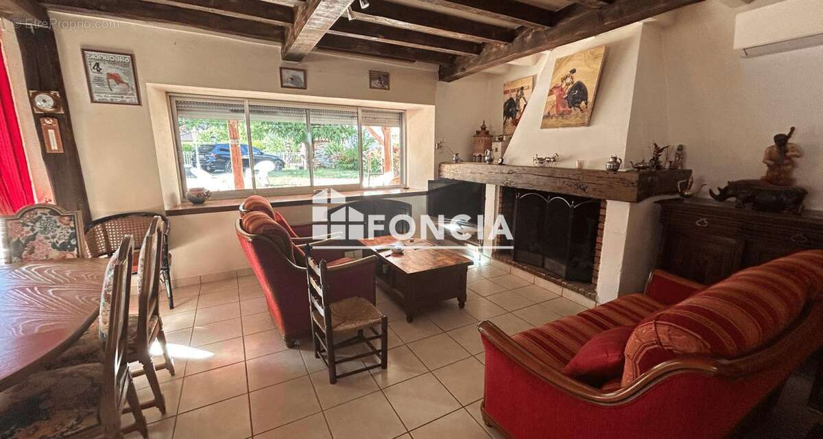 Belle villa rénovée avec piscine sur un terrain arboré de 1 254 m² - photo 8
