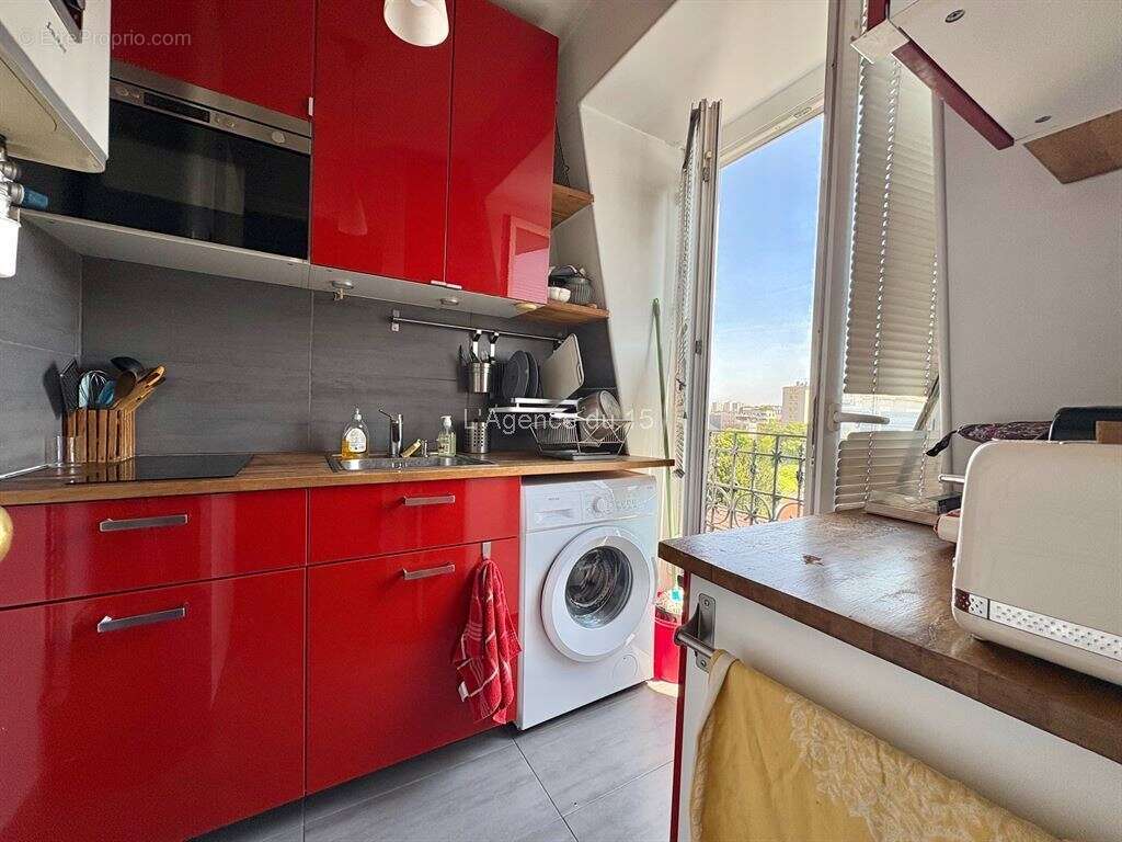 Coulee verte / beau studio / type haussmannien / dernier etage par ascenseur / - photo 4