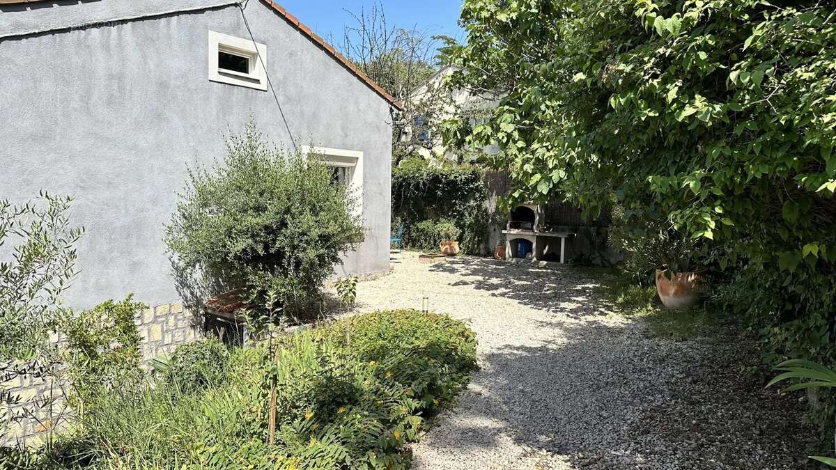 Deux maisons mitoyennes et un appartement avec jardin et garage - photo 15