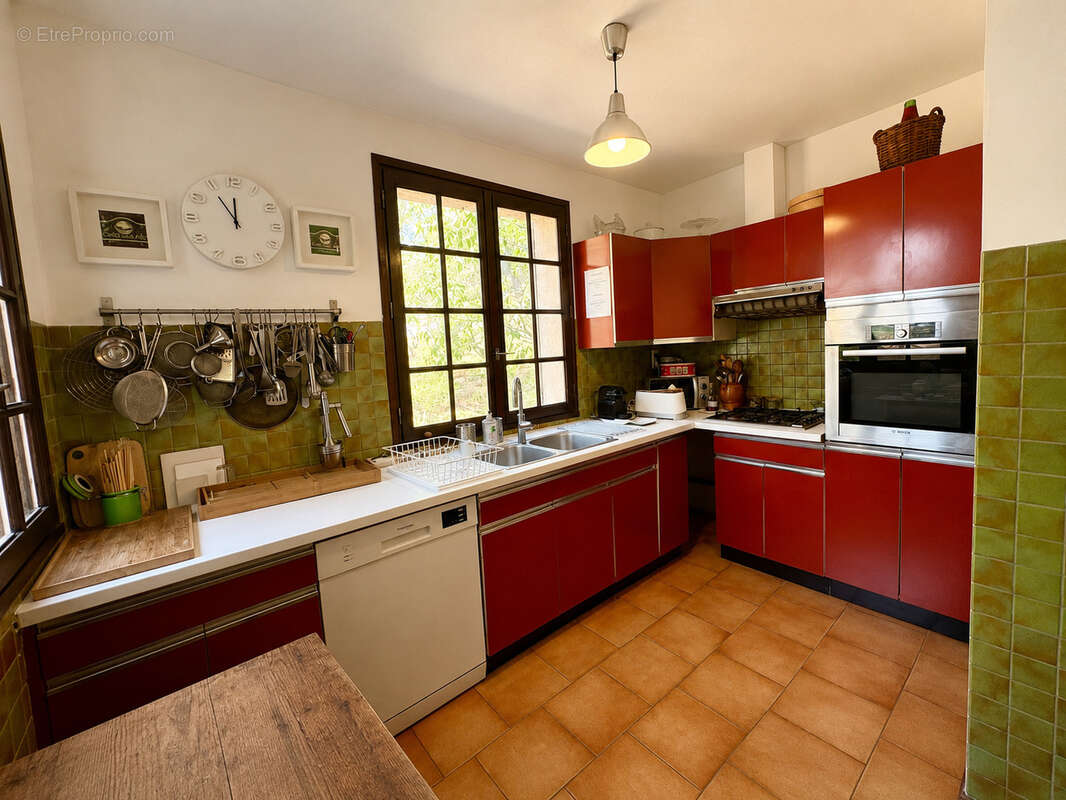 Propriété de caractère d'environ 185m2 sur près de 2 hectares avec piscine, tennis et maison indépendante - photo 8