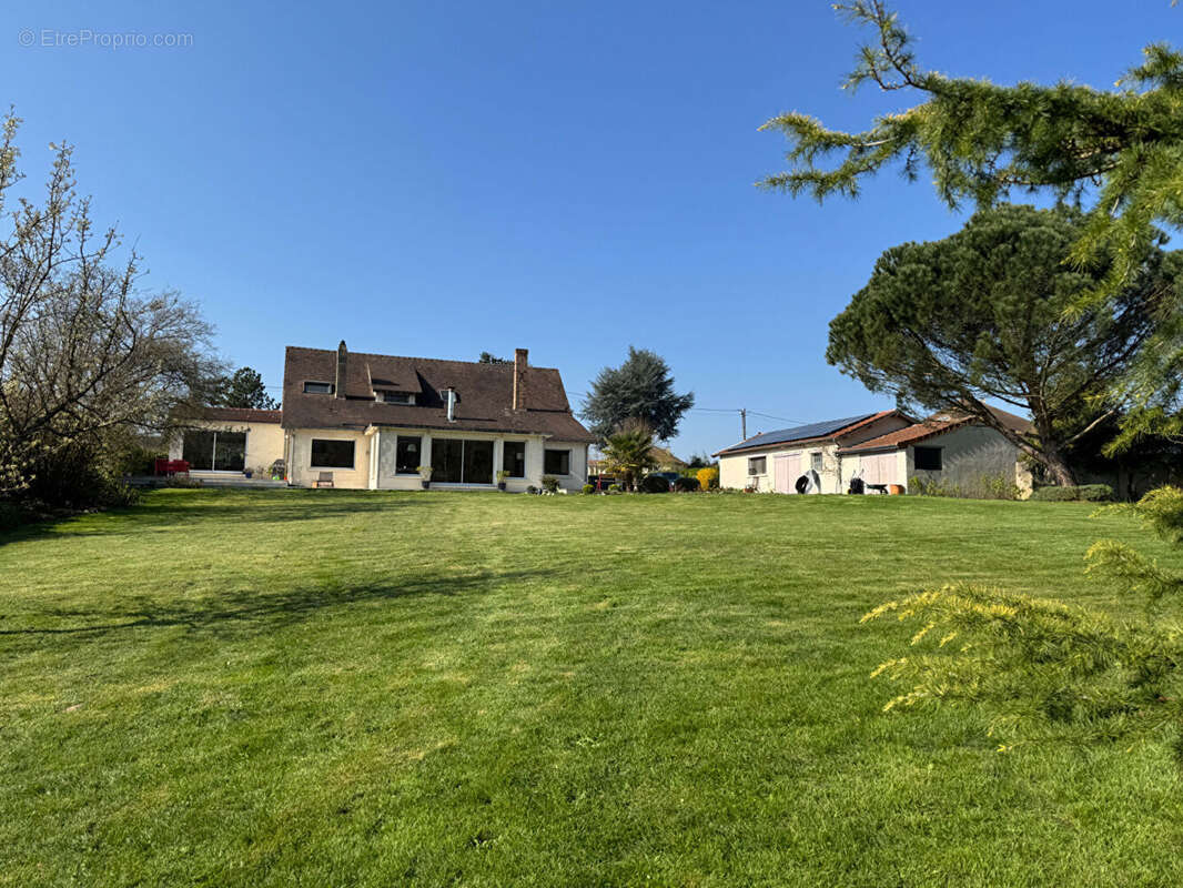 Belle maison familiale avec dépendances et très bel environnement  6' Montfort l 'Amaury  305 m2 - photo 2