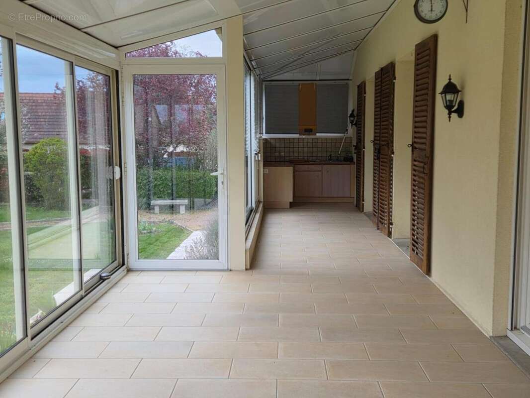 Maison 205 m² à Cressanges  - photo 3