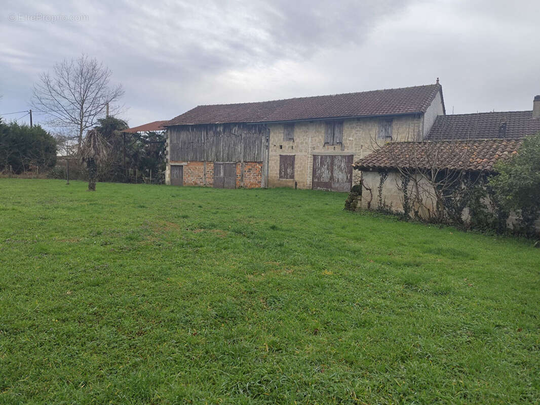 Maison à SAINT-MARTIAL-D'ARTENSET
