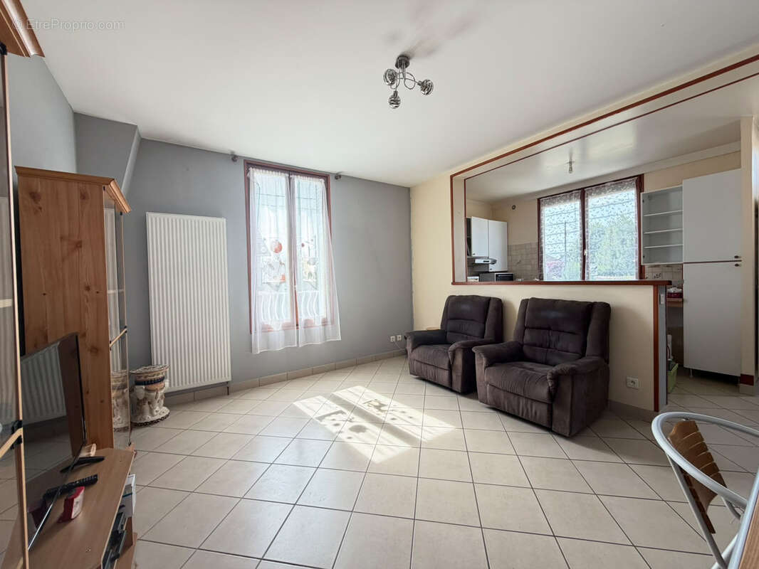 Mitry-le-neuf - pavillon de plain pied - 2 chambres - 1 cave et un joli jardin - photo 3