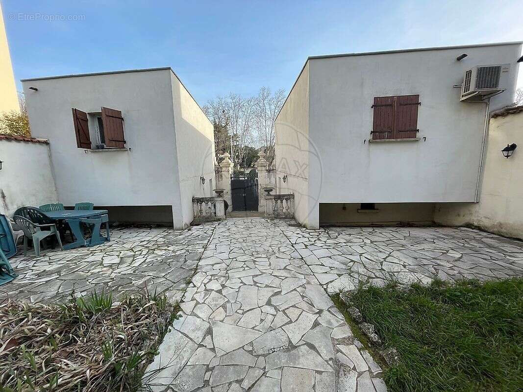 Autre à NIMES