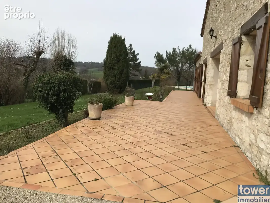 Propriété en pierres de 220m2  115m2 de hangar , piscine, terrain de 5000m2 clos et arboré. - photo 5