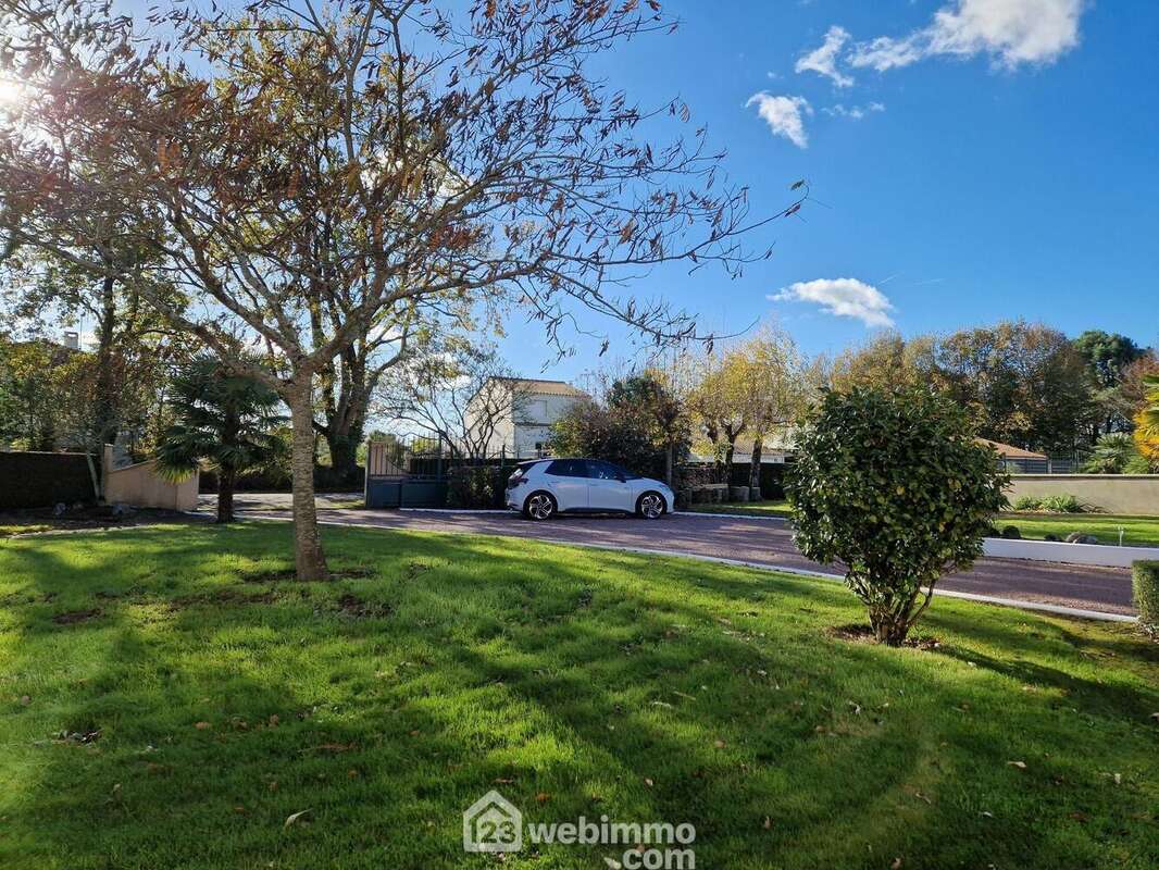 Une partie du jardin, entièrement clos, espace stationnement - Maison à LA ROCHE-SUR-YON