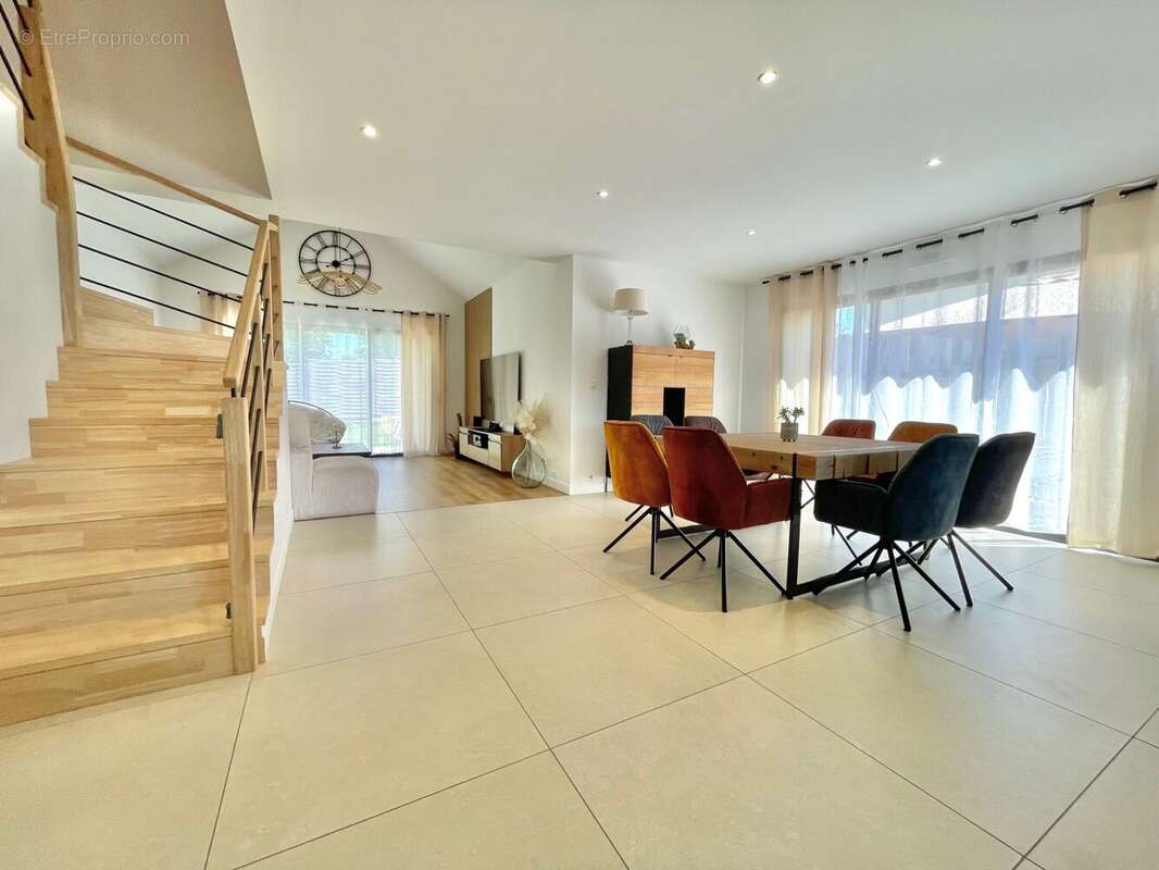Maison 134 m² à Bourg-Des-Comptes  - photo 8