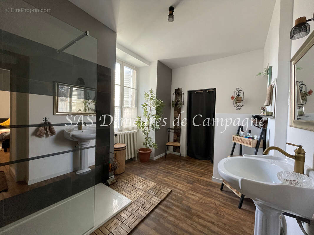 Demeure classique de 1864, commerces à pieds - photo 10
