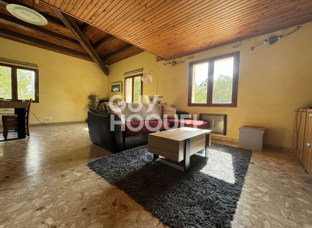 Appartement à CHATEAUNEUF-DE-GADAGNE