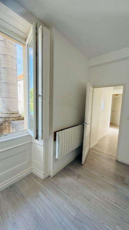 Dans un Ancien Château appartement 84 m² + Terrasse / Cave voûtée/Parking - photo 4