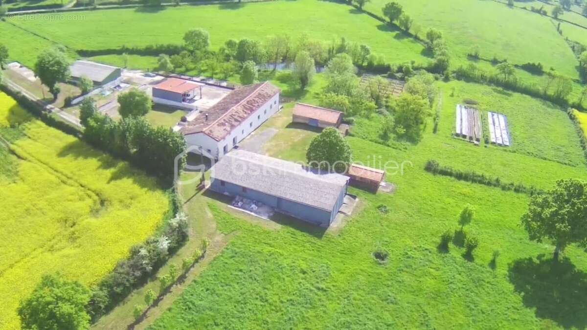 Longère en pierres  de PLAIN-PIED, avec dépendances – 3 hectares – Idéale grande famille, exploitation agricole, artisan, projet - photo 2