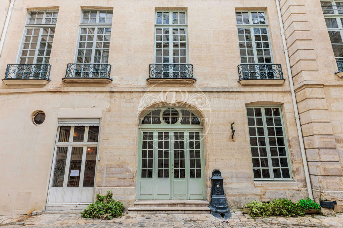 Appartement à PARIS-1E