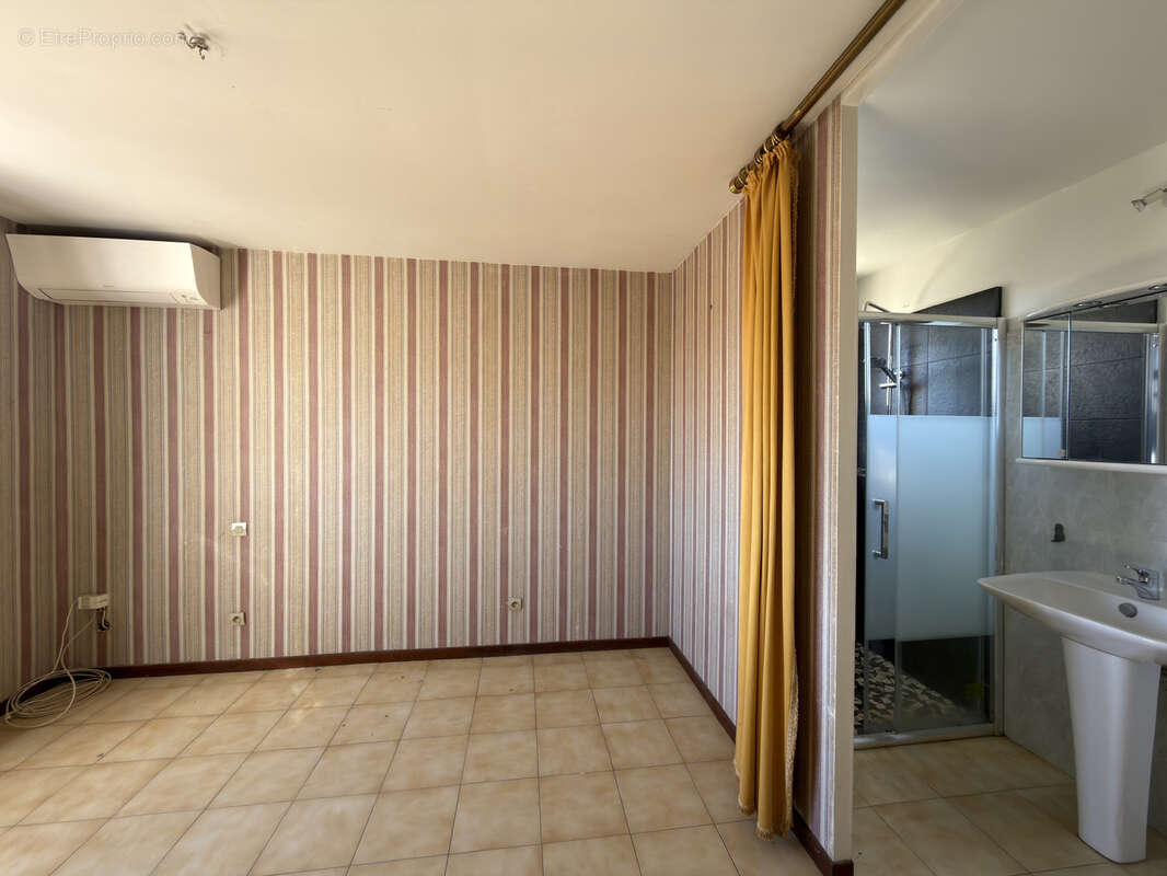 Maison à SAINT-LAURENT-DE-LA-SALANQUE