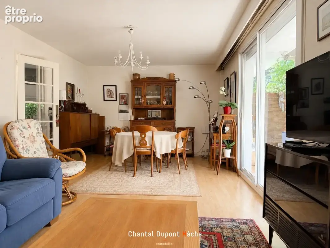 CHARTRES- Maison de ville de 141m2, terrasse, parking privé. - photo 7