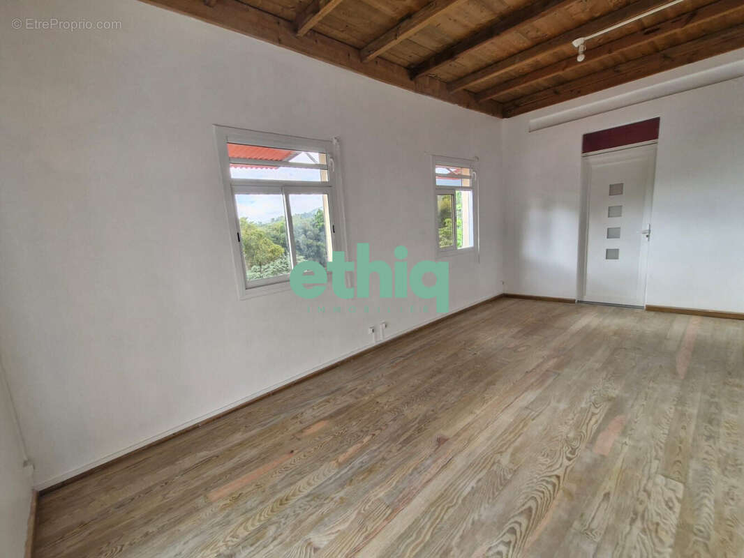 Maison 110 m² à Saint-Claude  - photo 8