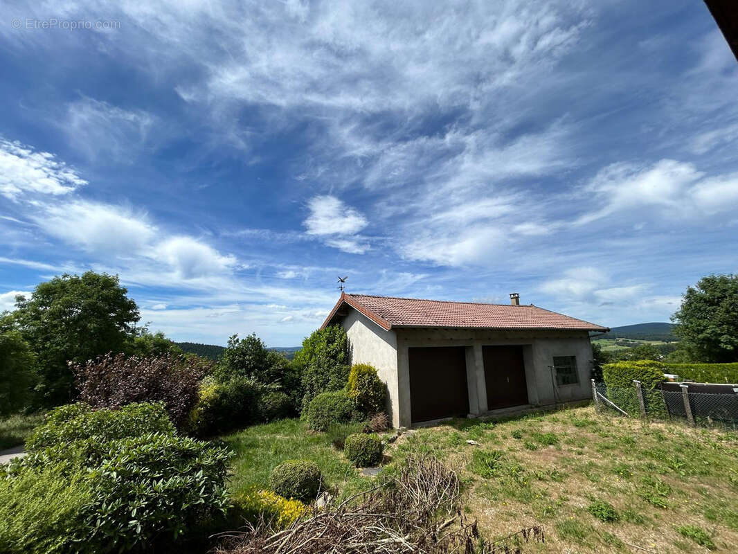Maison à vendre dans le village de Saint-Bonnet-Le-Froid avec terrain et garage. - photo 2