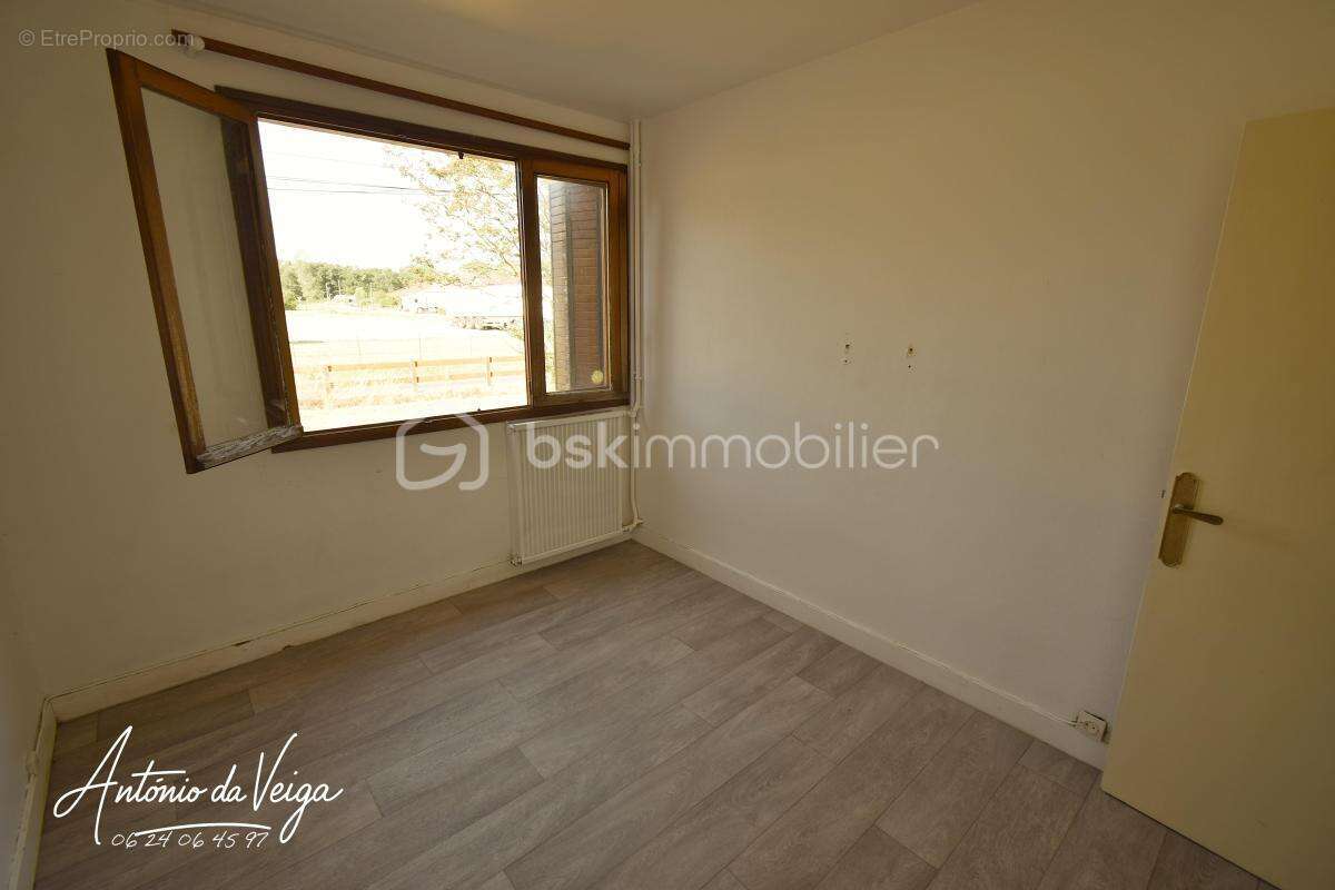  Maison de campagne – 3 chambres, dépendances, double garage et terrain constructible d’environ 3 233 m² - photo 4
