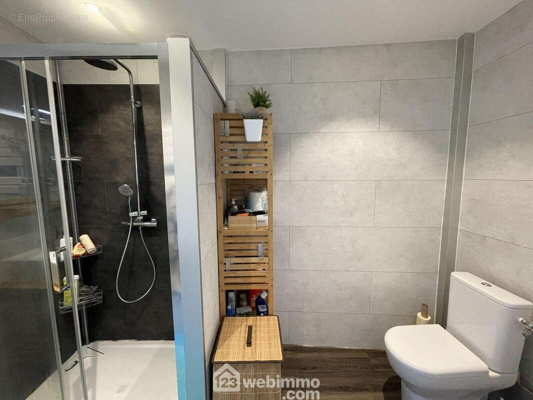 Salle de douche avec WC - Appartement à JARD-SUR-MER