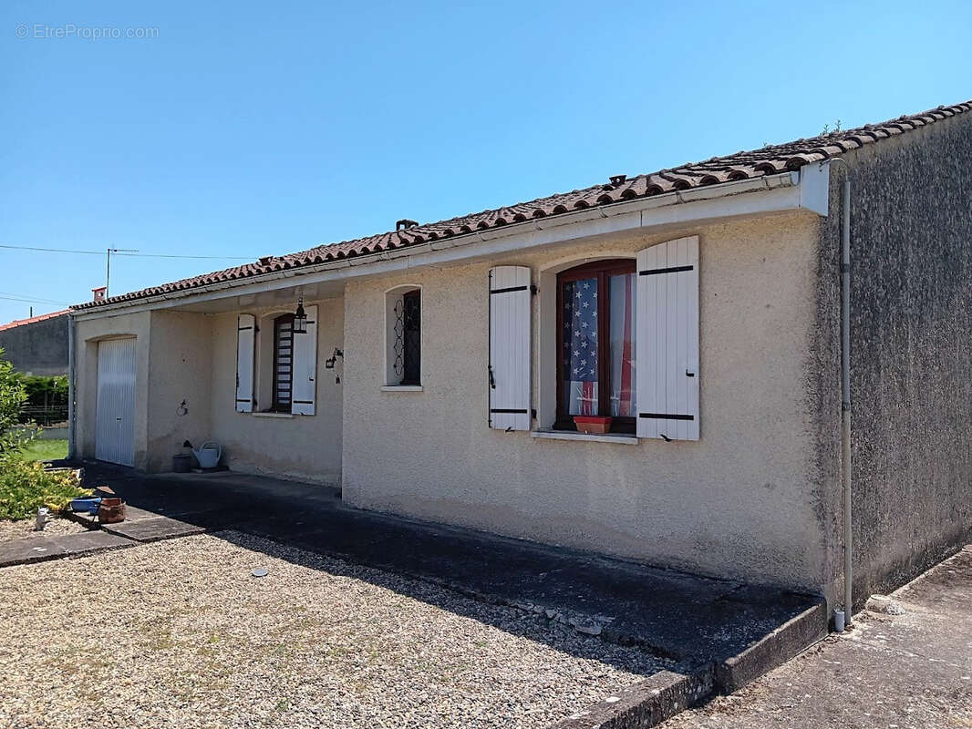 Maison à MONTBARTIER