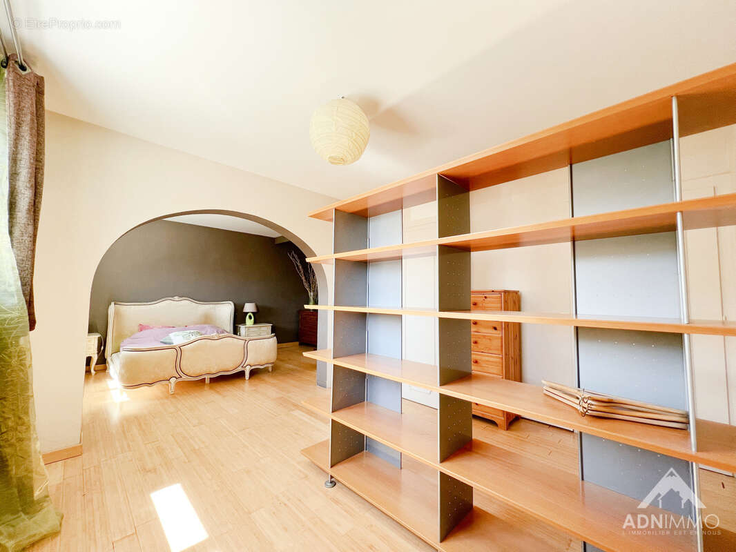 Maison à SAINT-GENIS-POUILLY