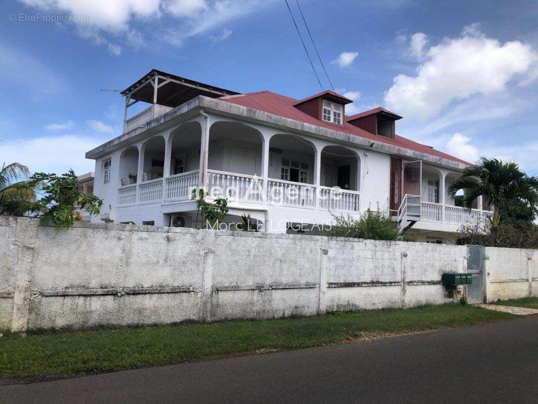 Maison à LES ABYMES