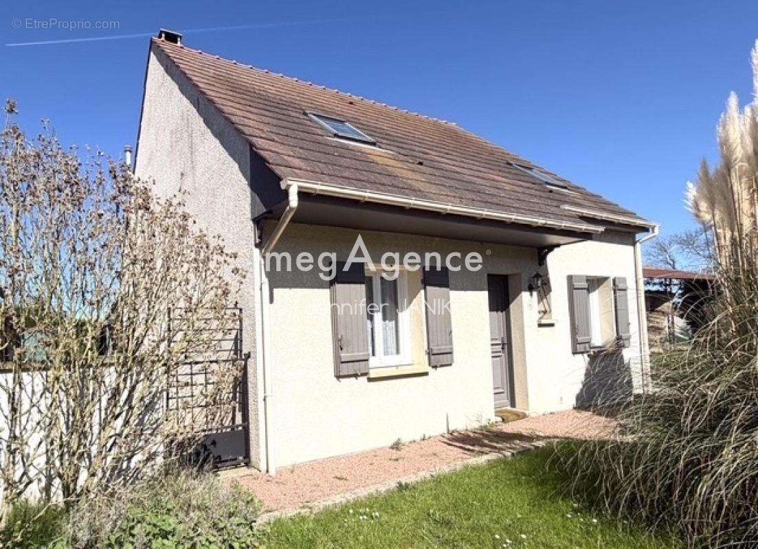 Maison à MAIGNELAY-MONTIGNY