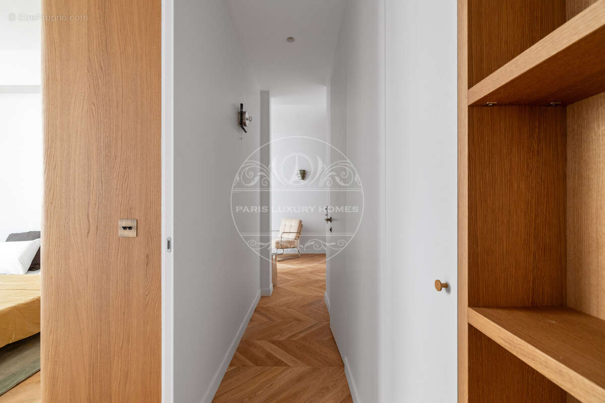 Superbe loft avec verrière à Paris 1er ! - photo 10