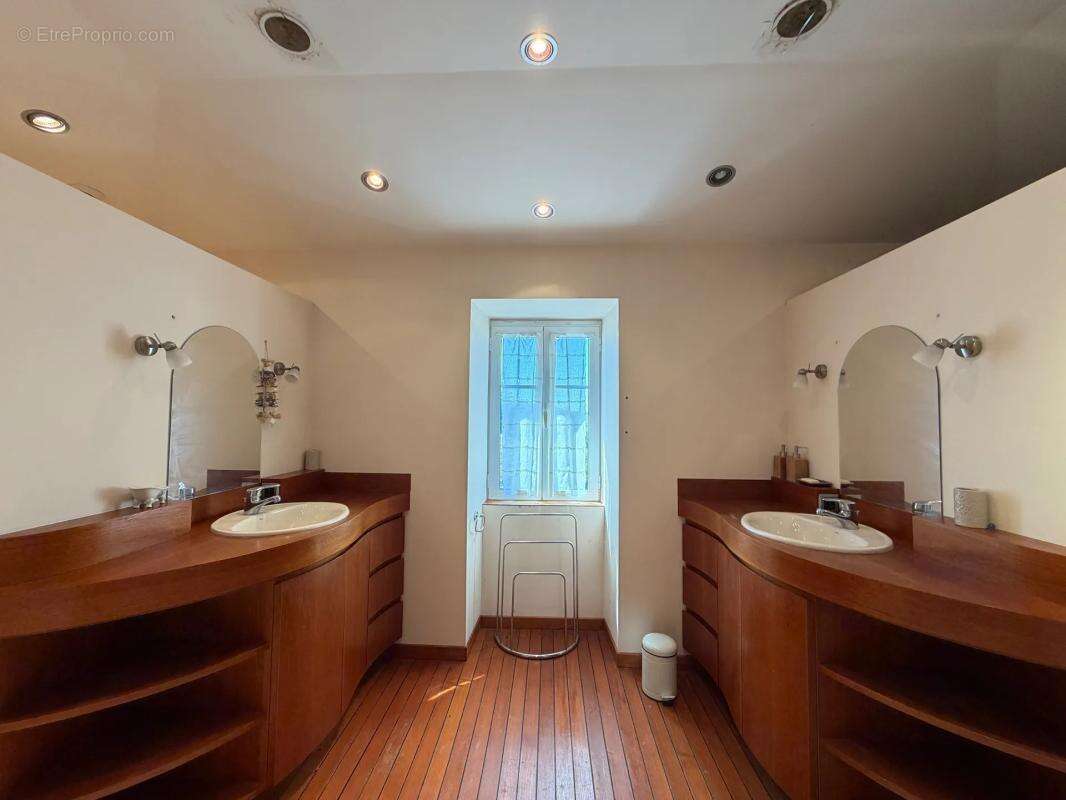 Maison de 10 pièces de 345.72 m² à Montravers - photo 10