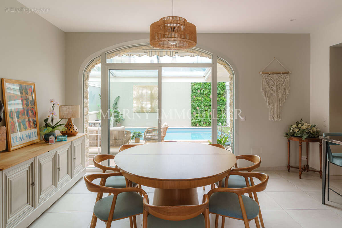 À vendre - maison de 550m2 avec piscine intérieure - garage - parking - photo 4