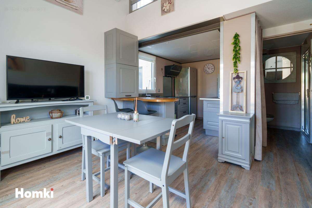 Maison à VIC-LA-GARDIOLE