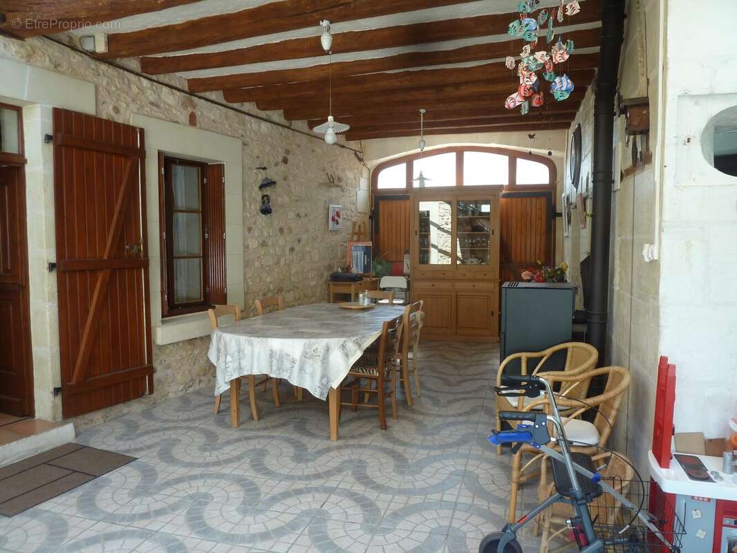 salle à manger sous véranda - Maison à SAINTE-CATHERINE-DE-FIERBOIS