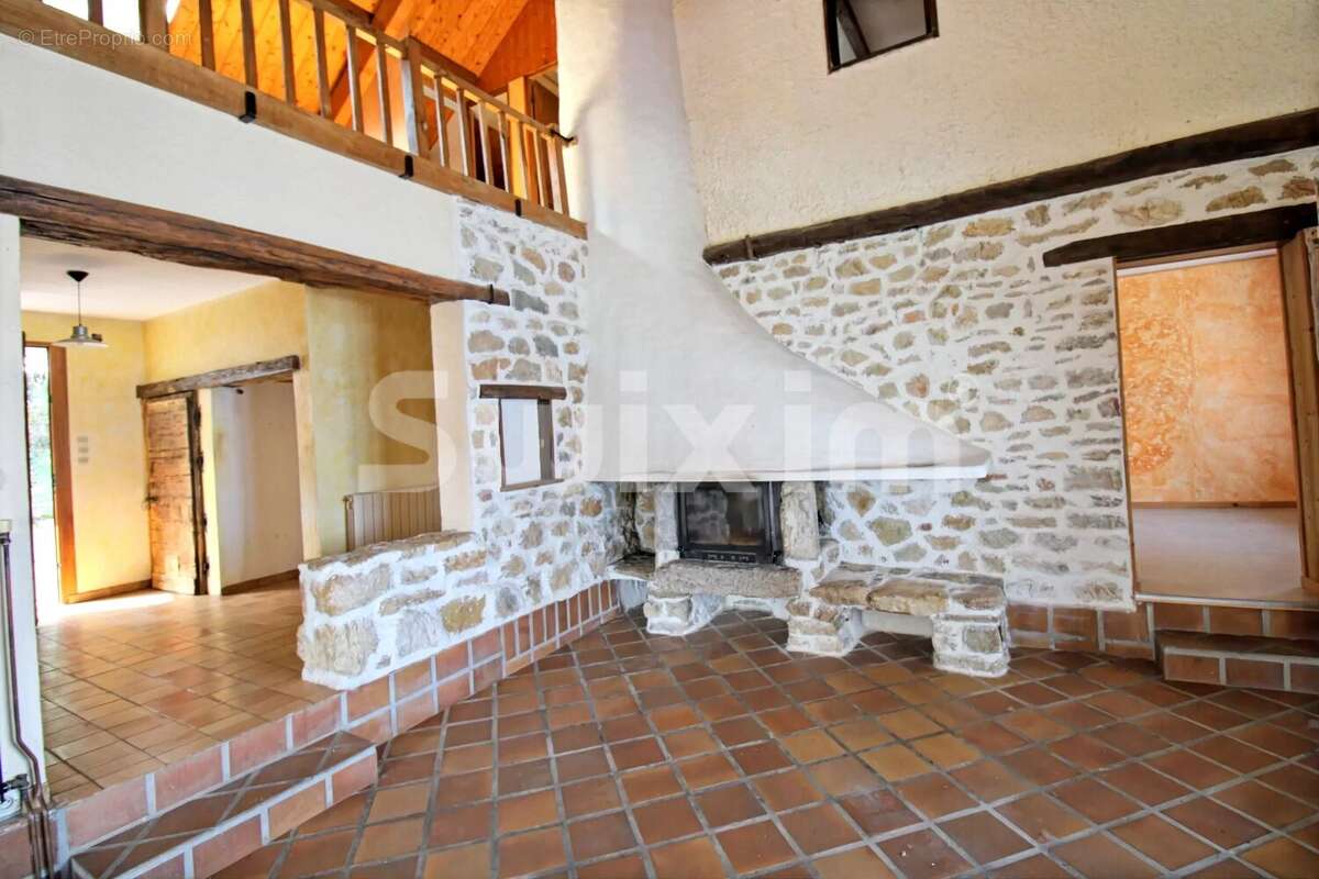 Maison à LA CHAPELLE-DU-MONT-DU-CHAT