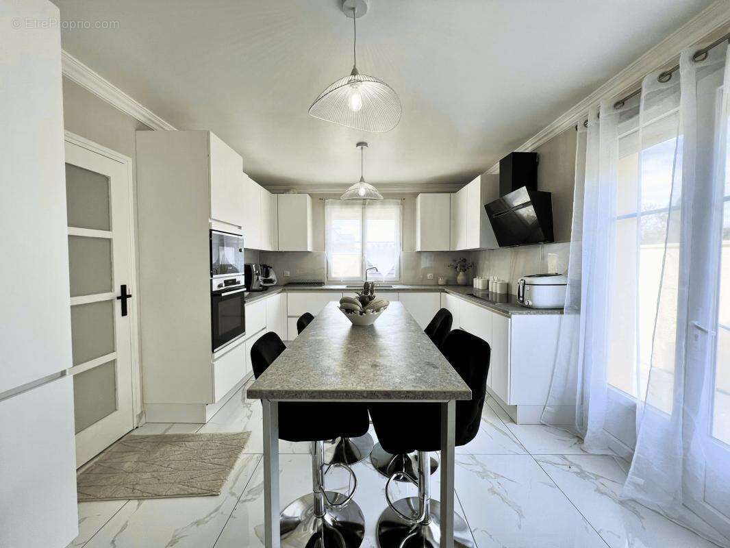 Maison à SAVIGNY-LE-TEMPLE