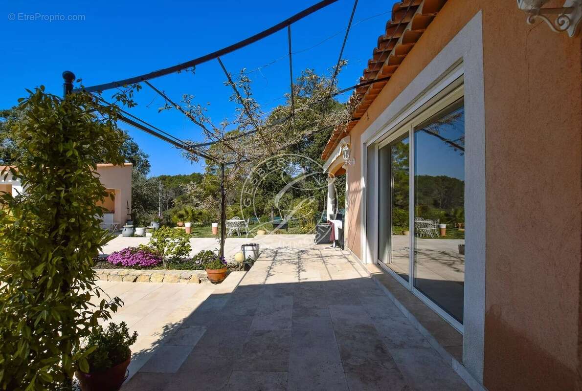 A VENDRE - FLAYOSC très belle villa avec vue dominante et piscine - photo 10