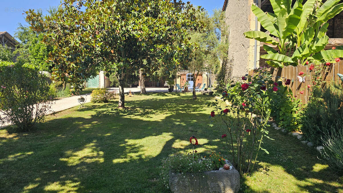 BEAUCHALOT - Maison de Maitre de 202 m2 sur terrain de 1400 m2 - photo 9