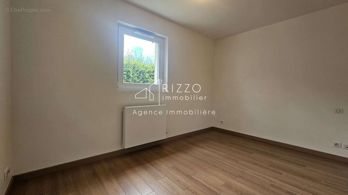 Appartement à PERON