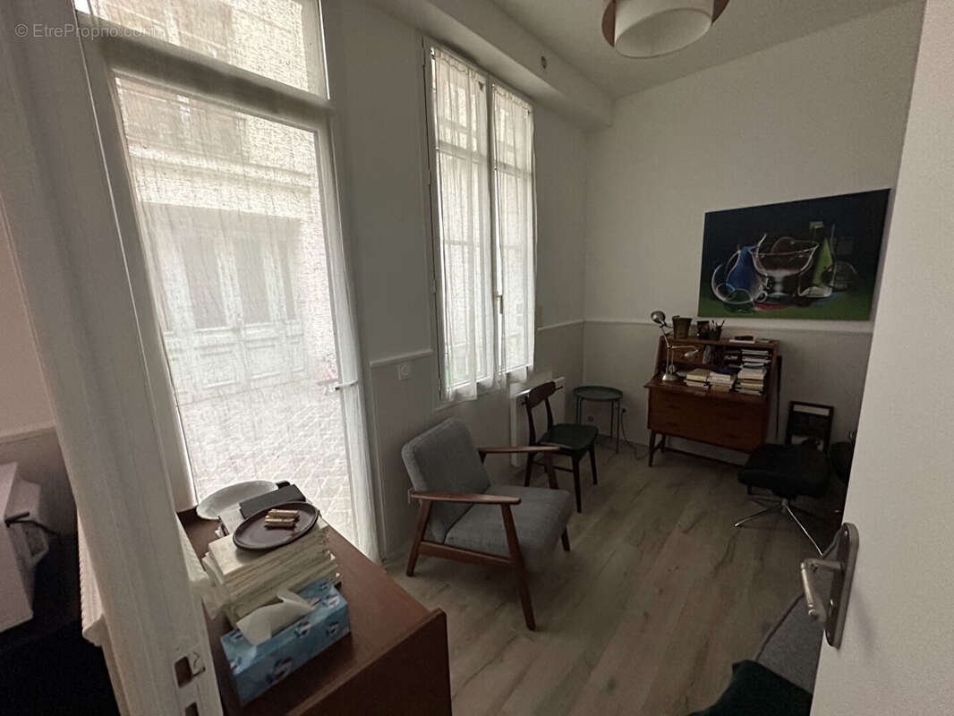 Commerce à PARIS-9E