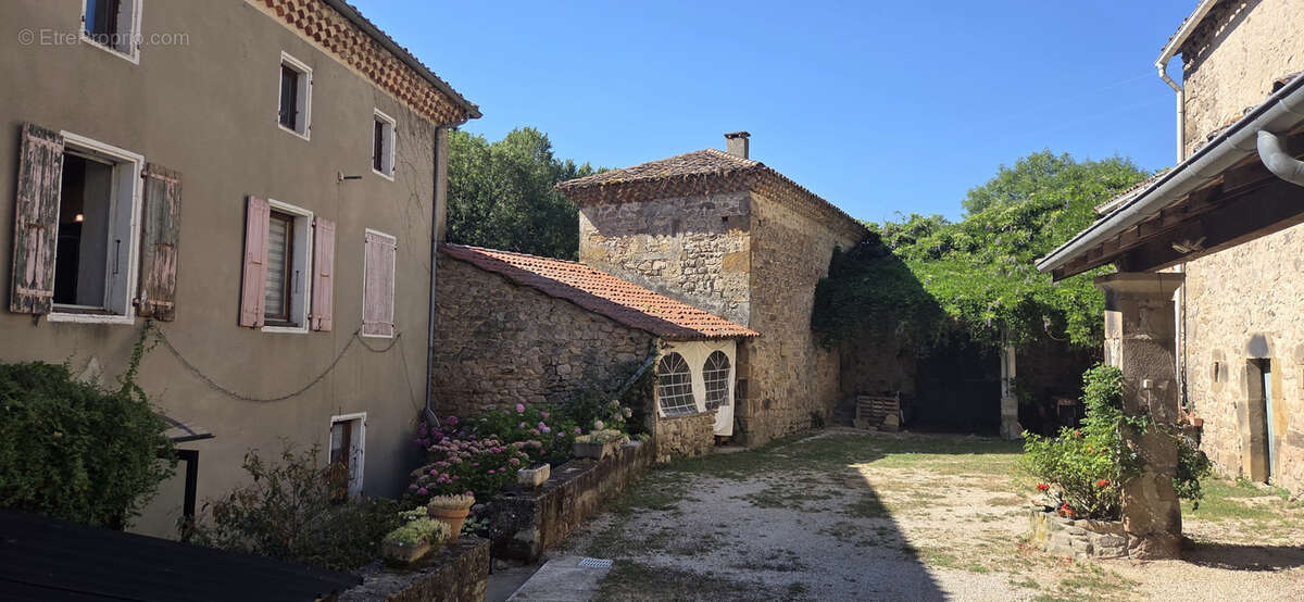 Ensemble immobilier avec dépendances, piscine et lac - photo 6