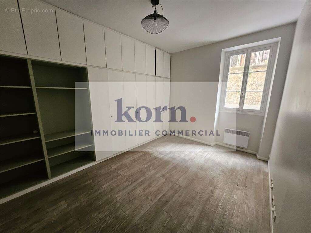 Commerce à PARIS-8E