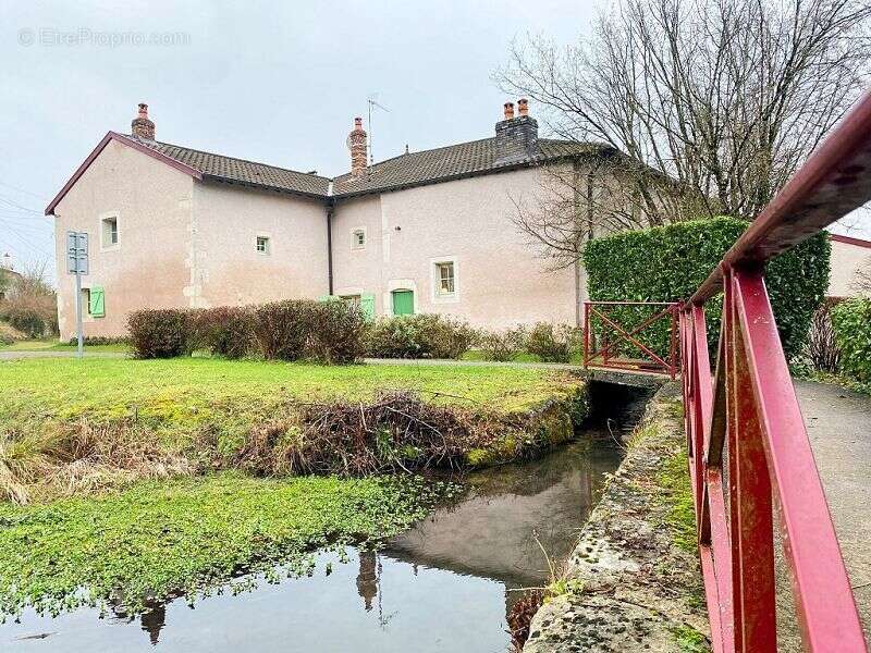 Maison à LACROIX-SUR-MEUSE