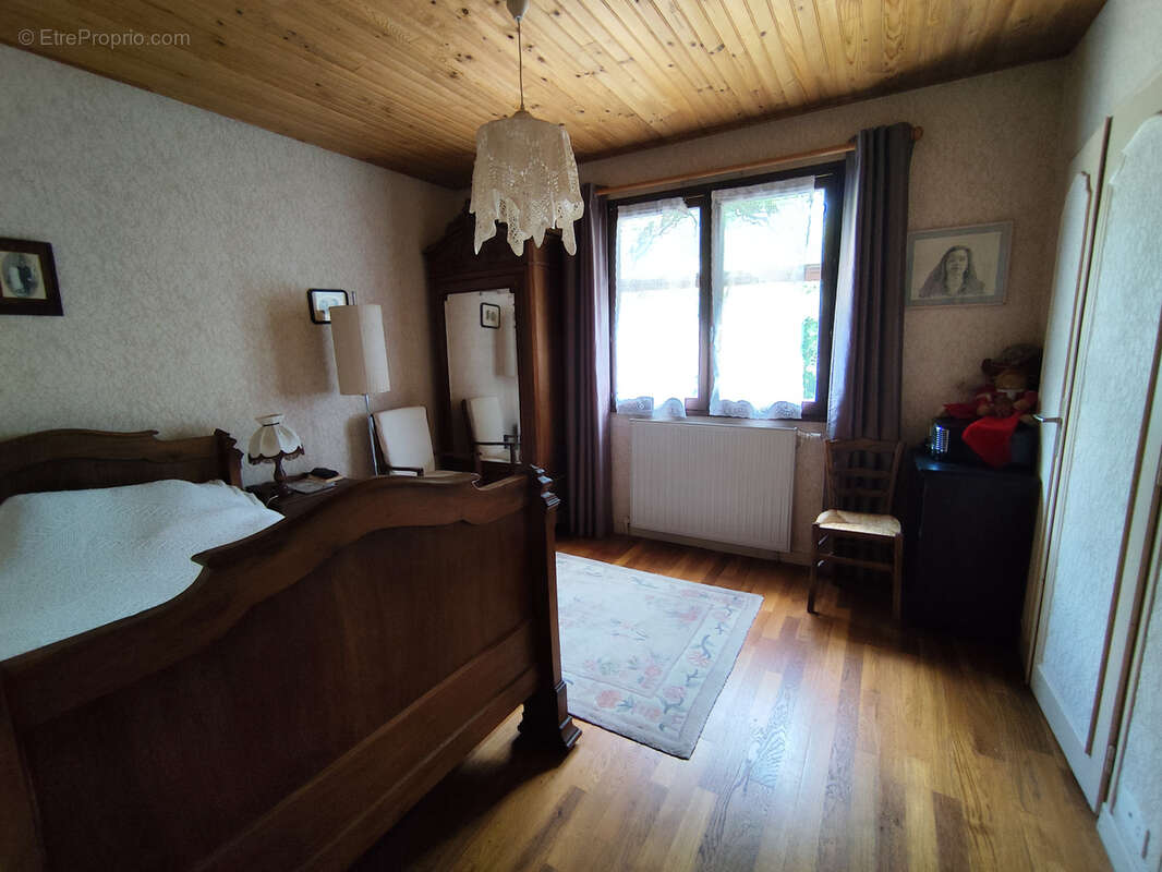 Maison à SAINT-GENIS-LES-OLLIERES