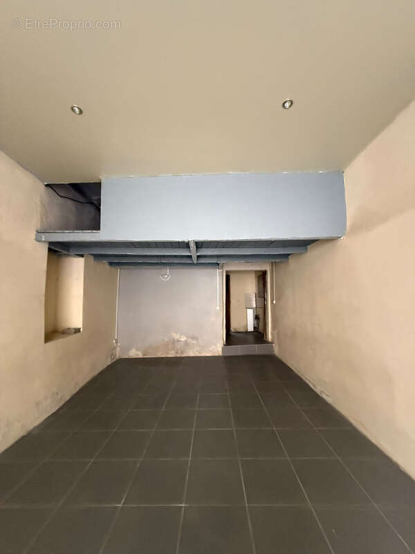Garage de 45m2 avec kitchenette , et espace sanitaire , proche centre- ville - photo 3
