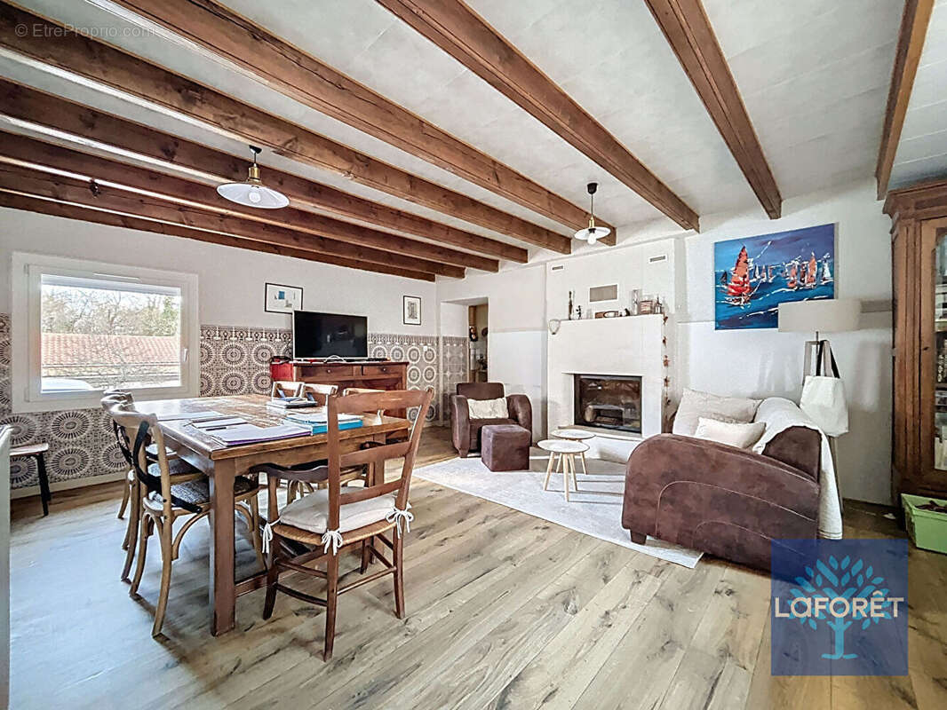 Maison à LA CHAIZE-LE-VICOMTE