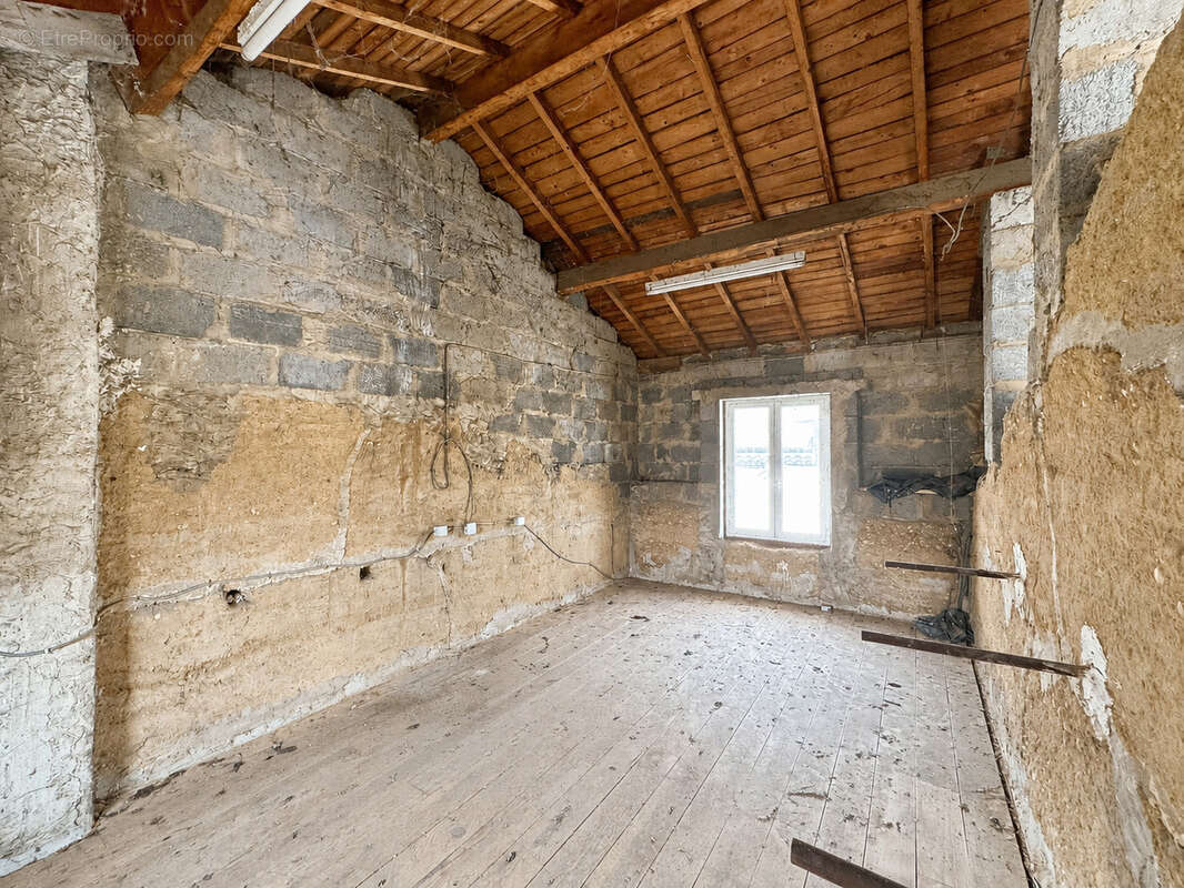 Maison de village d'environ 89m2 avec dépendance, garage et fort potentiel   Le Péage-de-Roussillon - photo 9