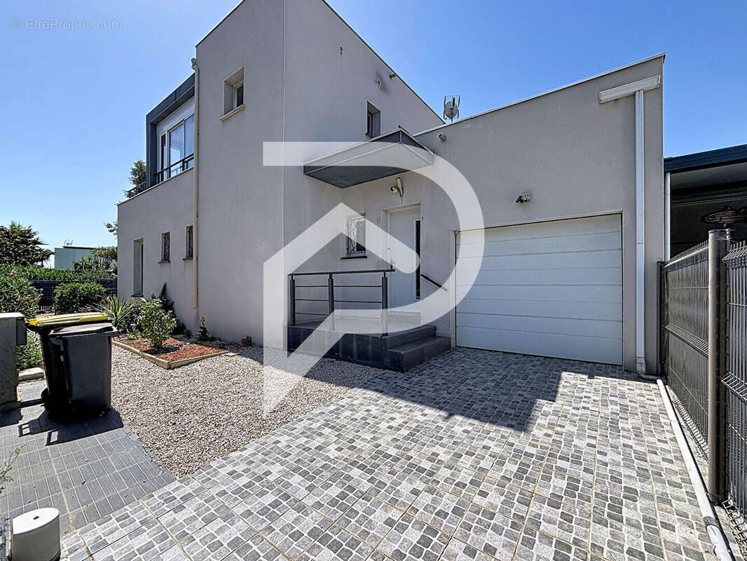 Villa contemporaine 3 faces - piscine - 3 suites parentales - garage - agde - photo 18