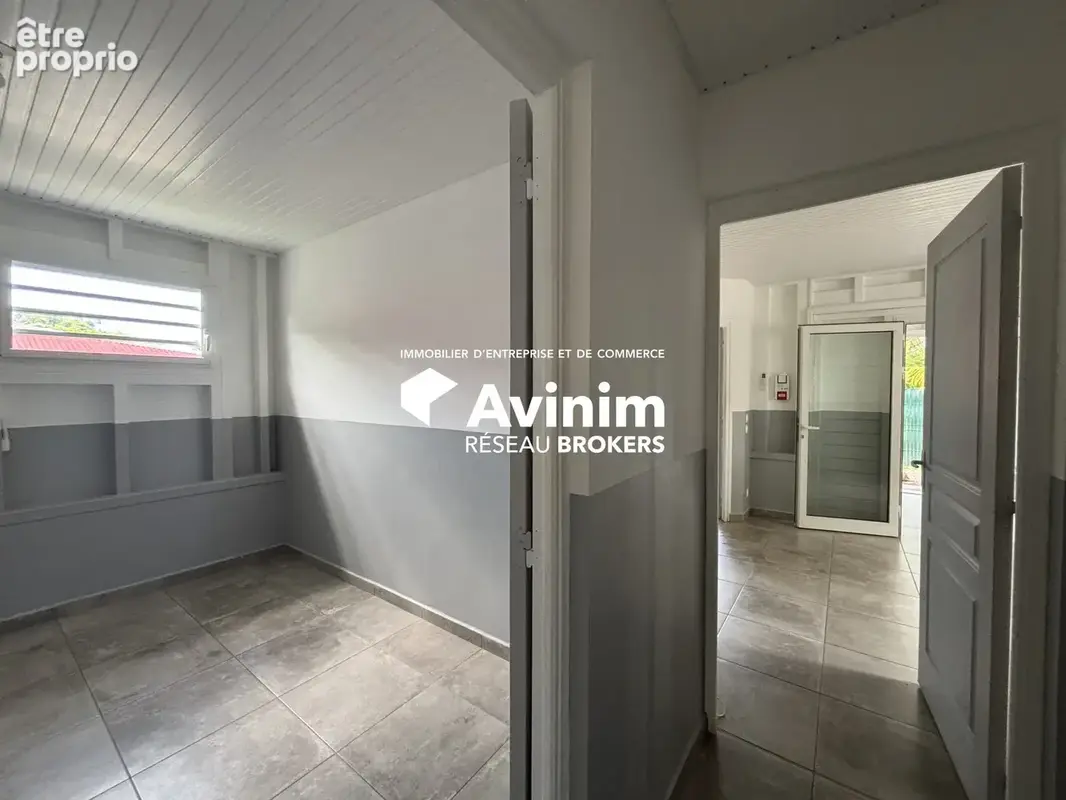 Commerce 132 m² à Baie-Mahault  - photo 3