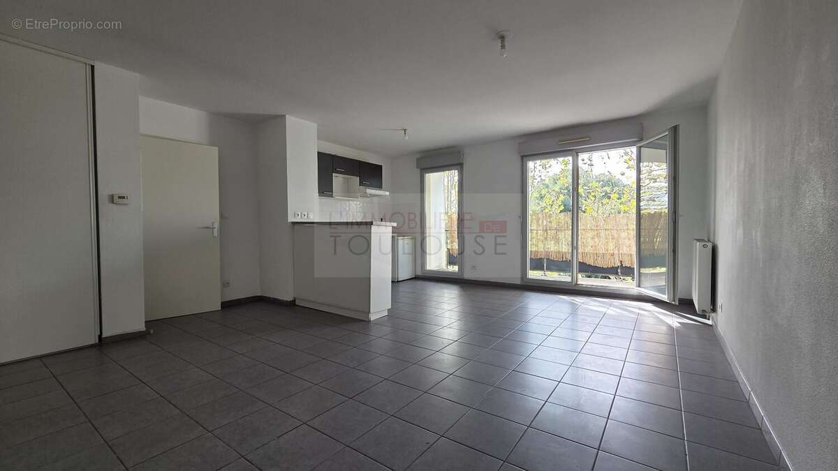 Lalande : T2 cadre verdoyant, calme, vue parc et piscine. - photo 3