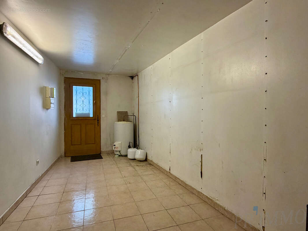 Local d'activité aménagé en appartement 42 m2 + Garage   Centre-ville de Fréjus - photo 7