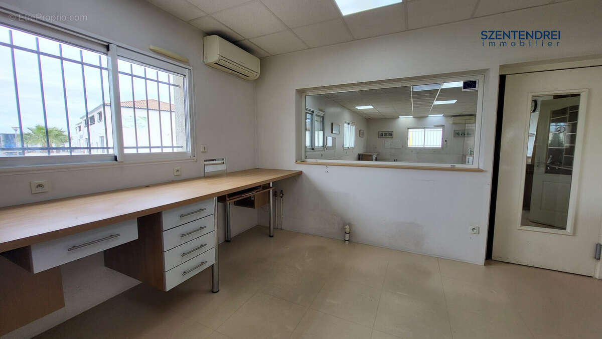 Local professionnel à vendre Lunel Szentendrei immobilier - Commerce à LUNEL